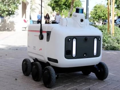 ŠOK: Robot dostavljač izazvao udes, pa pobjegao!
