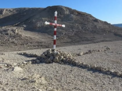 Усташки симболи на православном крсту код некадашњег логора Слана