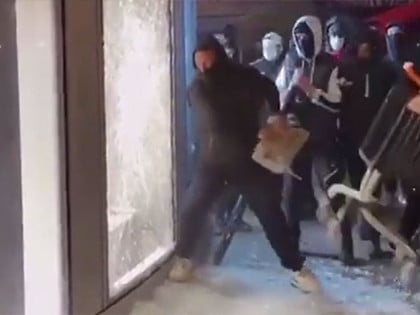 Pogledajte kako se koristi nasilje na protestima za besplatnu reklamu (VIDEO)