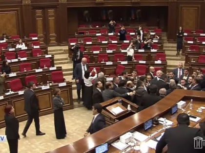 Туча у парламенту Јерменије: Летјеле столице, стигла Хитна помоћ (ВИДЕО)