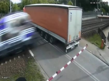 Драма у Пољској: Цистерна се заглавила на пружном прелазу, у посљедњи тренутак избјегнута трагедија