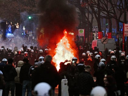 Njemačka policija počela sa privođenjem demonstranata, protest protiv vojne obaveze